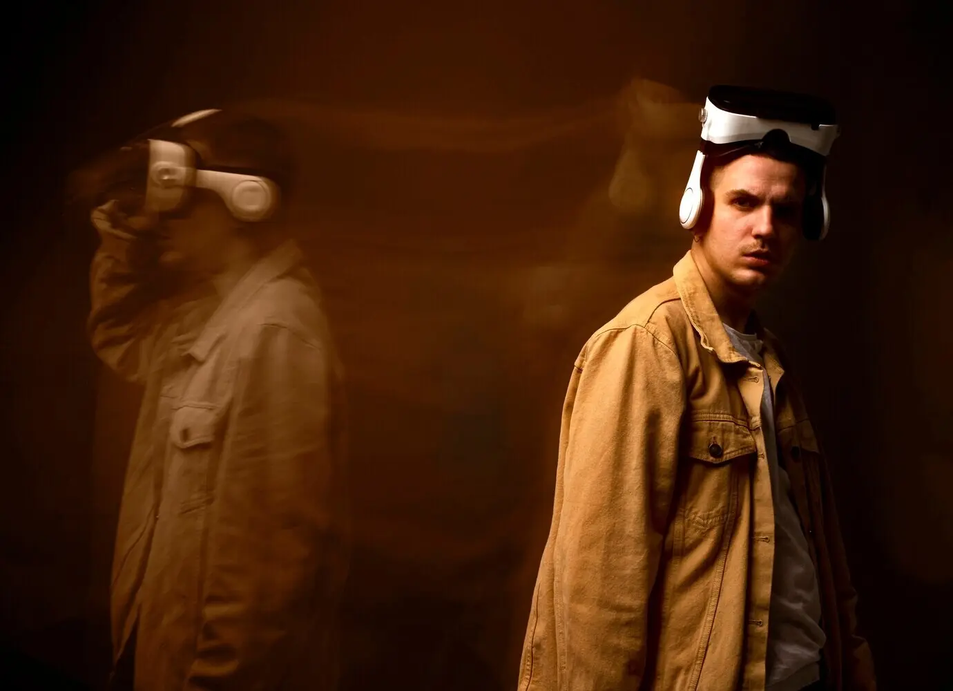 Мужчина в очках виртуальной реальности, вокруг спецэффекты.