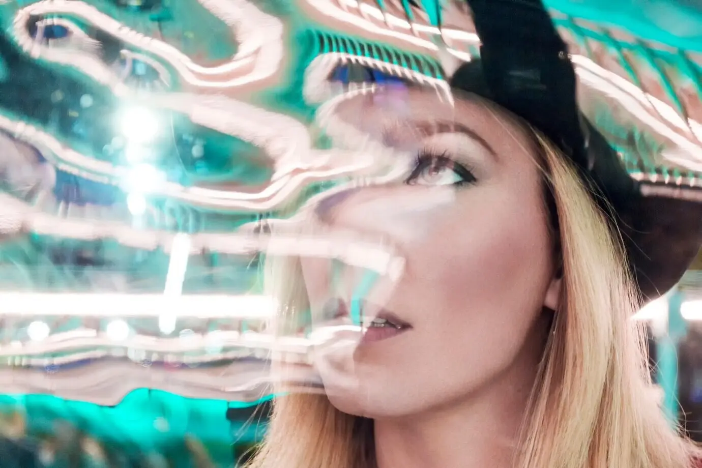 Женщина за стеклянной стеной