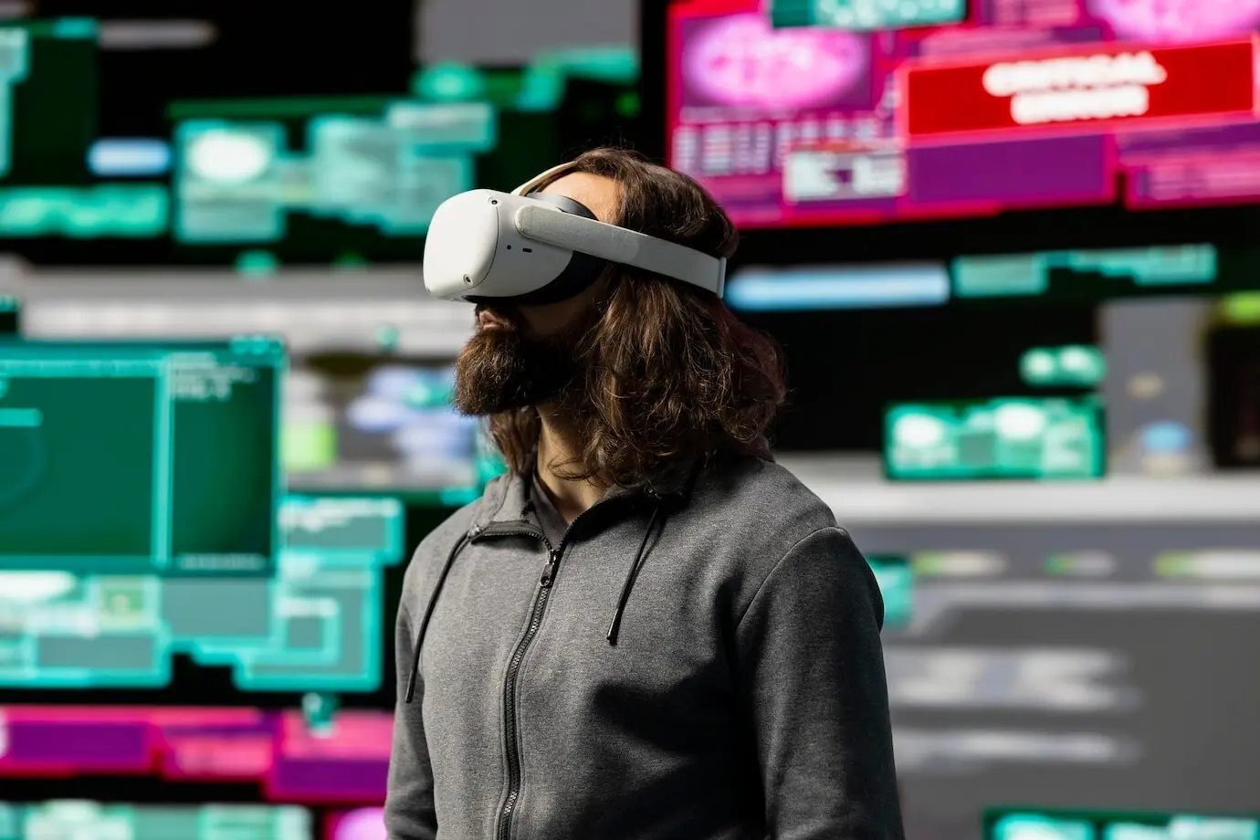 С помощью очков виртуальной реальности хакер осуществляет инфильтрацию и проникновение в систему.